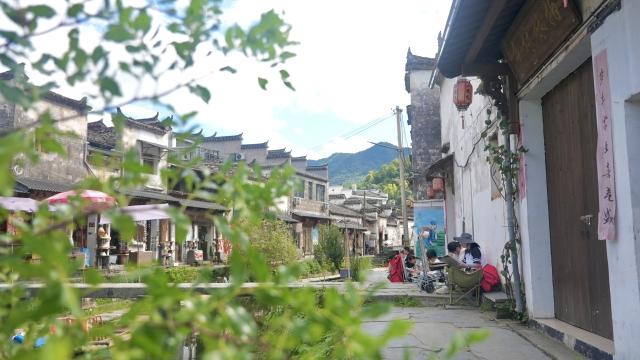 (260825) -- NANCHANG, Aug. 25, 2026 (Xinhua) -- Tourists sketch in Likeng Village of Wuyuan County, east China's Jiangxi Province, Aug. 25, 2026. Likeng Village, nestled among the mountains of northeastern Jiangxi Province where ancient Huizhou cultural heritage meets idyllic pastoral scenery, sees a surge of sketch-painting visitors in early autumn. (Xinhua/Hu Chenhuan)