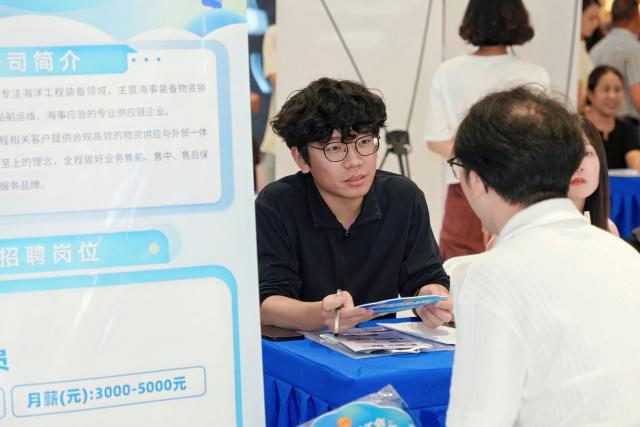 (260825) -- BEIJING, Aug. 25, 2026 (Xinhua) -- A job seeker views recruitment information at a job fair in Zhoushan City, east China's Zhejiang Province, Aug. 21, 2026. A series of job fairs have been held across the country during the summer vacation and vocational training courses are also being offered in many places to advance employment. (Photo by Xing Shoumiao/Xinhua)