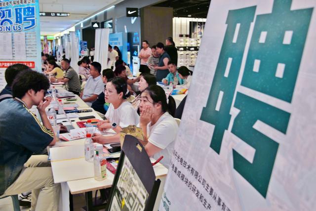 (260825) -- BEIJING, Aug. 25, 2026 (Xinhua) -- Job seekers inquire about recruitment information at a job fair in Rugao City, east China's Jiangsu Province, Aug. 14, 2026. A series of job fairs have been held across the country during the summer vacation and vocational training courses are also being offered in many places to advance employment. (Photo by Wu Shujian/Xinhua)