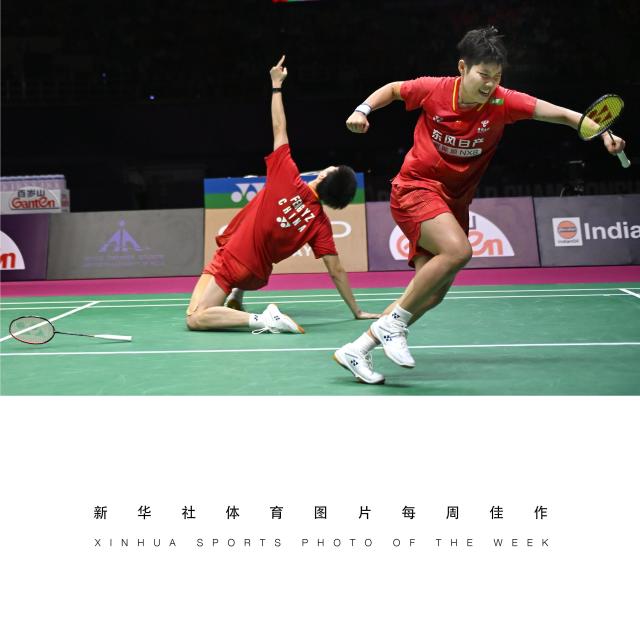 (260825) -- BEIJING, Aug. 25, 2026 (Xinhua) -- XINHUA SPORTS PHOTO OF THE WEEK (from Aug. 17 to Aug. 23, 2026) TRANSMITTED on Aug. 25, 2026. Feng Yanzhe (L)/Huang Dongping celebrate after winning the mixed doubles semifinal match between China's Feng Yanzhe/Huang Dongping and Amri Syahnawi/Nita Violina Marwah of Indonesia at BWF World Championships in New Delhi, India, Aug. 22, 2026. (Xinhua/Javed Dar)