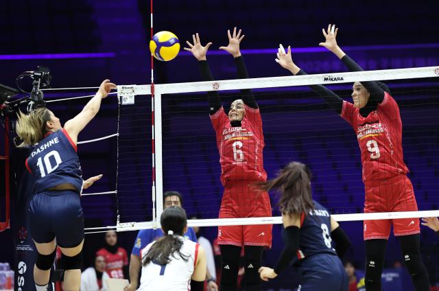 (260825) -- TIANJIN, Aug. 25, 2026 (Xinhua) -- Dashne Qasim Abdullah (1st L) of Iraq competes during the pool A match between Iran and Iraq at AVC Women's Volleyball Continental Championship in Tianjin, China, Aug. 25, 2026. (Xinhua/Sun Fanyue)