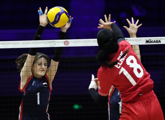 (260825) -- TIANJIN, Aug. 25, 2026 (Xinhua) -- Doreen Romel Shamow (L) of Iraq competes during the pool A match between Iran and Iraq at AVC Women's Volleyball Continental Championship in Tianjin, China, Aug. 25, 2026. (Xinhua/Sun Fanyue)