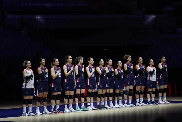 (260825) -- TIANJIN, Aug. 25, 2026 (Xinhua) -- Players of Iraq sing the national anthem before the pool A match between Iran and Iraq at AVC Women's Volleyball Continental Championship in Tianjin, China, Aug. 25, 2026. (Xinhua/Sun Fanyue)