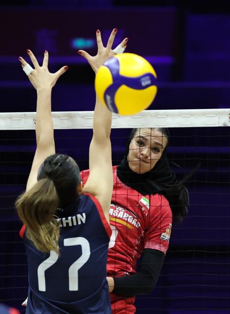 (260825) -- TIANJIN, Aug. 25, 2026 (Xinhua) -- Karimi Reyhane (R) of Iran competes during the pool A match between Iran and Iraq at AVC Women's Volleyball Continental Championship in Tianjin, China, Aug. 25, 2026. (Xinhua/Sun Fanyue)