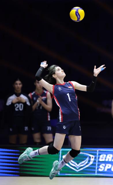 (260825) -- TIANJIN, Aug. 25, 2026 (Xinhua) -- Doreen Romel Shamow of Iraq competes during the pool A match between Iran and Iraq at AVC Women's Volleyball Continental Championship in Tianjin, China, Aug. 25, 2026. (Xinhua/Sun Fanyue)