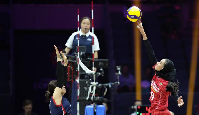 (260825) -- TIANJIN, Aug. 25, 2026 (Xinhua) -- Karimi Reyhane (R) of Iran competes during the pool A match between Iran and Iraq at AVC Women's Volleyball Continental Championship in Tianjin, China, Aug. 25, 2026. (Xinhua/Sun Fanyue)