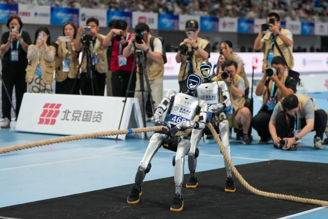 (260825) -- BEIJING, Aug. 25, 2026 (Xinhua) -- Robots of Thor compete during the lightweight Tug of War of the 2nd World Humanoid Robot Games in Beijing, capital of China, Aug. 25, 2026. (Xinhua/Ju Huanzong)