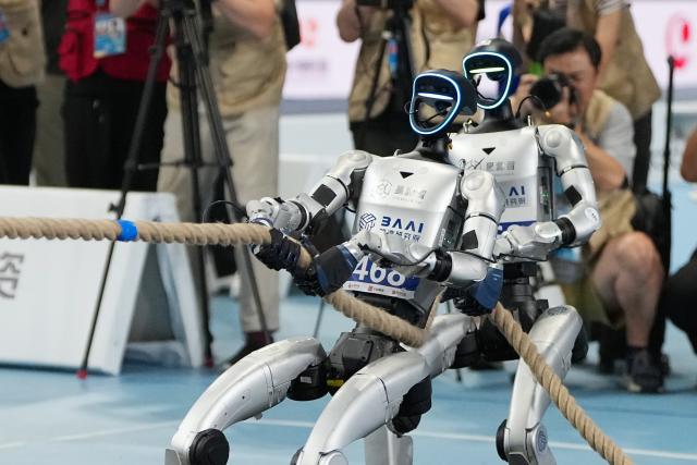 (260825) -- BEIJING, Aug. 25, 2026 (Xinhua) -- Robots of Thor compete during the lightweight Tug of War of the 2nd World Humanoid Robot Games in Beijing, capital of China, Aug. 25, 2026. (Xinhua/Ju Huanzong)