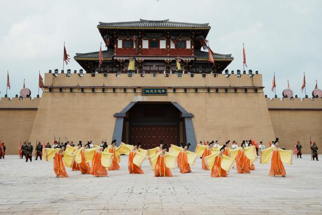 (260827) -- LAOLING, Aug. 27, 2026 (Xinhua) -- A performance is staged for tourists at the Laoling Film Studio in Laoling City, east China's Shandong Province, Aug. 25, 2026.
  Laoling Film Studio, with its themed sets such as a 1:1 replica of San Francisco's Chinatown in 1900 and the prosperous Chang'an West Market of the Tang Dynasty (618-907), has become a new landmark for film and a driving force of the film industry on tourism in Shandong Province. More than 50 productions have been filmed here. (Xinhua/Dai Mingxuan)
