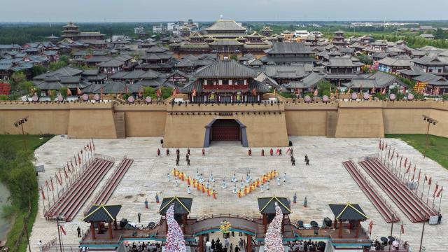 (260827) -- LAOLING, Aug. 27, 2026 (Xinhua) -- An aerial drone photo shows a performance staged for tourists at the Laoling Film Studio in Laoling City, east China's Shandong Province, Aug. 25, 2026.
  Laoling Film Studio, with its themed sets such as a 1:1 replica of San Francisco's Chinatown in 1900 and the prosperous Chang'an West Market of the Tang Dynasty (618-907), has become a new landmark for film and a driving force of the film industry on tourism in Shandong Province. More than 50 productions have been filmed here. (Photo by Jia Peng/Xinhua)