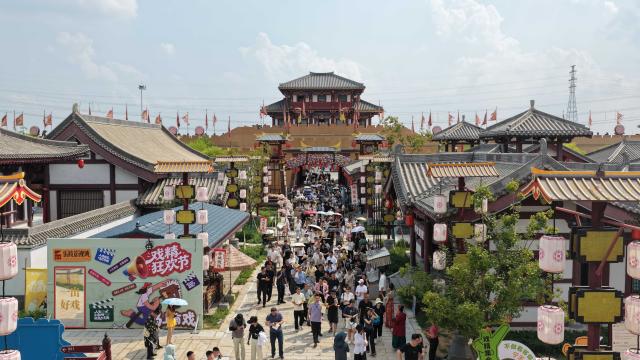 (260827) -- LAOLING, Aug. 27, 2026 (Xinhua) -- A drone photo shows tourists visiting the Laoling Film Studio in Laoling City, east China's Shandong Province, Aug. 25, 2026.
  Laoling Film Studio, with its themed sets such as a 1:1 replica of San Francisco's Chinatown in 1900 and the prosperous Chang'an West Market of the Tang Dynasty (618-907), has become a new landmark for film and a driving force of the film industry on tourism in Shandong Province. More than 50 productions have been filmed here. (Photo by Jia Peng/Xinhua)