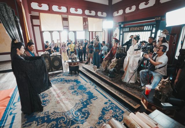 (260827) -- LAOLING, Aug. 27, 2026 (Xinhua) -- A micro-drama is shot at the Laoling Film Studio in Laoling City, east China's Shandong Province, Aug. 25, 2026.
  Laoling Film Studio, with its themed sets such as a 1:1 replica of San Francisco's Chinatown in 1900 and the prosperous Chang'an West Market of the Tang Dynasty (618-907), has become a new landmark for film and a driving force of the film industry on tourism in Shandong Province. More than 50 productions have been filmed here. (Xinhua/Dai Mingxuan)
