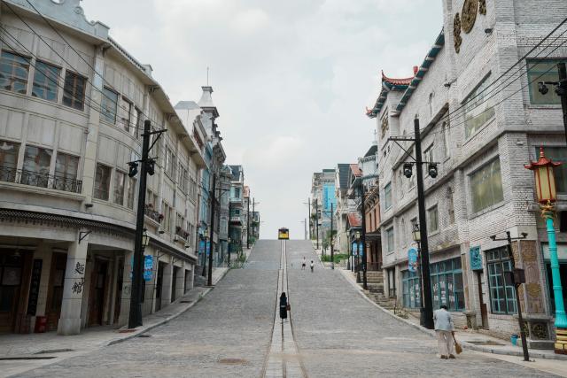 (260827) -- LAOLING, Aug. 27, 2026 (Xinhua) -- This photo taken on Aug. 25, 2026 shows the 1:1 replica of San Francisco's Chinatown in 1900 at the Laoling Film Studio in Laoling City, east China's Shandong Province.
  Laoling Film Studio, with its themed sets such as a 1:1 replica of San Francisco's Chinatown in 1900 and the prosperous Chang'an West Market of the Tang Dynasty (618-907), has become a new landmark for film and a driving force of the film industry on tourism in Shandong Province. More than 50 productions have been filmed here. (Xinhua/Dai Mingxuan)