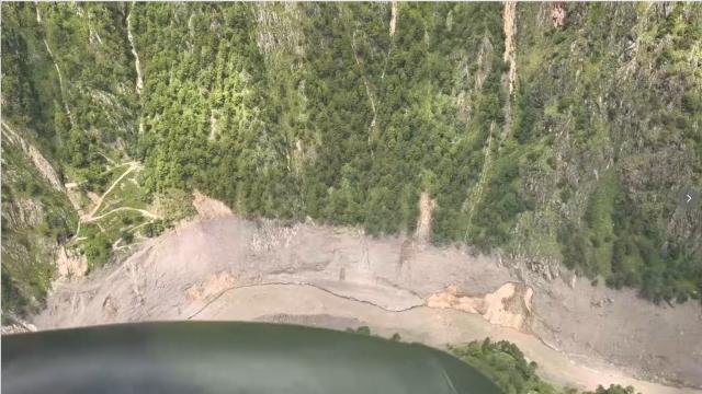 (260827) -- GYIRONG, Aug. 27, 2026 (Xinhua) -- This screenshot from a video clip taken on Aug. 27, 2026 shows a military helicopter hovering over the mudslide-hit Gyirong Port in Gyirong County, southwest China's Xizang Autonomous Region.
  The mudslide struck Gyirong Port in Gyirong County, Xizang, on Wednesday morning. As of 8 a.m. on Thursday, three people had been killed, 558 others remained missing, while two local villagers had been rescued, local authorities said. (Photo by Liu Guanqing/Xinhua)