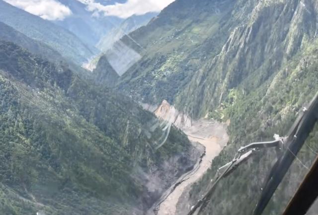 (260827) -- GYIRONG, Aug. 27, 2026 (Xinhua) -- This screenshot from a video clip taken on Aug. 27, 2026 shows a military helicopter hovering over the mudslide-hit Gyirong Port in Gyirong County, southwest China's Xizang Autonomous Region.
  The mudslide struck Gyirong Port in Gyirong County, Xizang, on Wednesday morning. As of 8 a.m. on Thursday, three people had been killed, 558 others remained missing, while two local villagers had been rescued, local authorities said. (Photo by Zhang Yiyue/Xinhua)