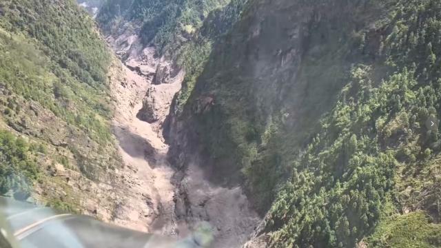 (260827) -- GYIRONG, Aug. 27, 2026 (Xinhua) -- This screenshot from a video clip taken on Aug. 27, 2026 shows a military helicopter hovering over the mudslide-hit Gyirong Port in Gyirong County, southwest China's Xizang Autonomous Region.
  The mudslide struck Gyirong Port in Gyirong County, Xizang, on Wednesday morning. As of 8 a.m. on Thursday, three people had been killed, 558 others remained missing, while two local villagers had been rescued, local authorities said. (Photo by Hu Qiwu/Xinhua)