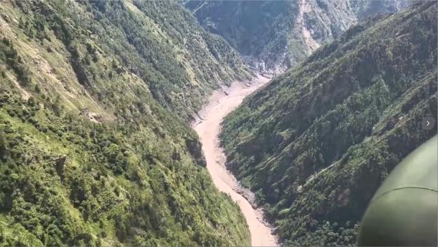 (260827) -- GYIRONG, Aug. 27, 2026 (Xinhua) -- This screenshot from a video clip taken on Aug. 27, 2026 shows a military helicopter hovering over the mudslide-hit Gyirong Port in Gyirong County, southwest China's Xizang Autonomous Region.
  The mudslide struck Gyirong Port in Gyirong County, Xizang, on Wednesday morning. As of 8 a.m. on Thursday, three people had been killed, 558 others remained missing, while two local villagers had been rescued, local authorities said. (Photo by Zhou Feng/Xinhua)