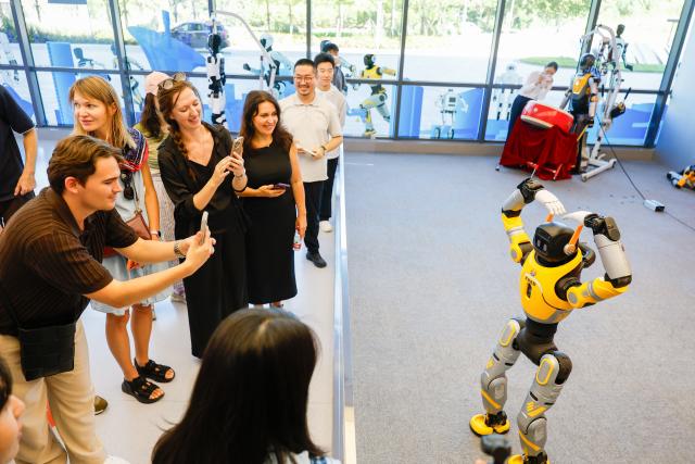 (260827) -- BEIJING, Aug. 27, 2026 (Xinhua) -- Members of a joint China-Russia media delegation watch a humanoid robot performance at a humanoid robot innovation center in Wuhan, central China's Hubei Province, Aug. 25, 2026.
  The delegation visited Hangzhou, Wuhan and Shenzhen in recent days to learn about the AI robotics industry. (Xinhua/Wu Zhizun)