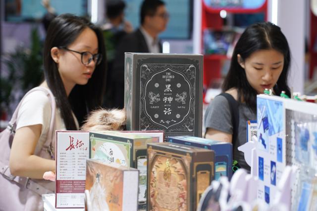 (260827) -- JINAN, Aug. 27, 2026 (Xinhua) -- Visitors browse and select cultural and creative products during the 16th China International Digital Publishing Expo in Jinan, east China's Shandong Province, Aug. 27, 2026.
  The expo will run from Aug. 27 to 29 in Jinan, capital of east China's Shandong Province. First held in 2005, the expo is a major platform aimed at promoting the development of the digital publishing industry. (Xinhua/Zhu Zheng)