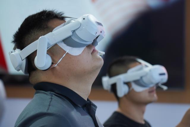 (260827) -- JINAN, Aug. 27, 2026 (Xinhua) -- Visitors experience VR equipment during the 16th China International Digital Publishing Expo in Jinan, east China's Shandong Province, Aug. 27, 2026.
  The expo will run from Aug. 27 to 29 in Jinan, capital of east China's Shandong Province. First held in 2005, the expo is a major platform aimed at promoting the development of the digital publishing industry. (Xinhua/Zhu Zheng)