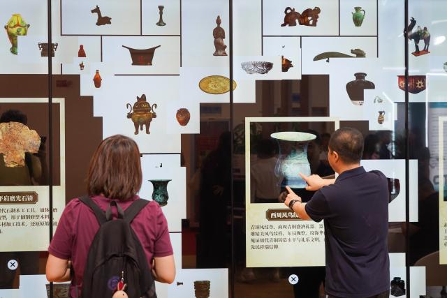 (260827) -- JINAN, Aug. 27, 2026 (Xinhua) -- Visitors interact with a digital screen during the 16th China International Digital Publishing Expo in Jinan, east China's Shandong Province, Aug. 27, 2026.
  The expo will run from Aug. 27 to 29 in Jinan, capital of east China's Shandong Province. First held in 2005, the expo is a major platform aimed at promoting the development of the digital publishing industry. (Xinhua/Zhu Zheng)