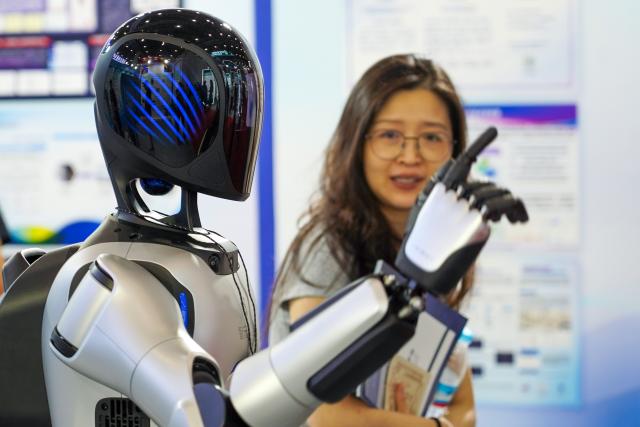 (260827) -- JINAN, Aug. 27, 2026 (Xinhua) -- A robot interacts with a visitor during the 16th China International Digital Publishing Expo in Jinan, east China's Shandong Province, Aug. 27, 2026.
  The expo will run from Aug. 27 to 29 in Jinan, capital of east China's Shandong Province. First held in 2005, the expo is a major platform aimed at promoting the development of the digital publishing industry. (Xinhua/Zhu Zheng)