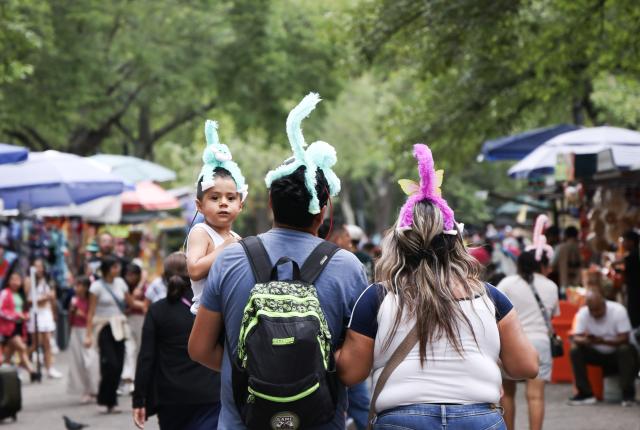 (260827) -- MEXICO CITY, Aug. 27, 2026 (Xinhua) -- People visit Chapultepec Park in Mexico City, capital of Mexico, Aug. 26, 2026. (Xinhua/Liu Wenhui)