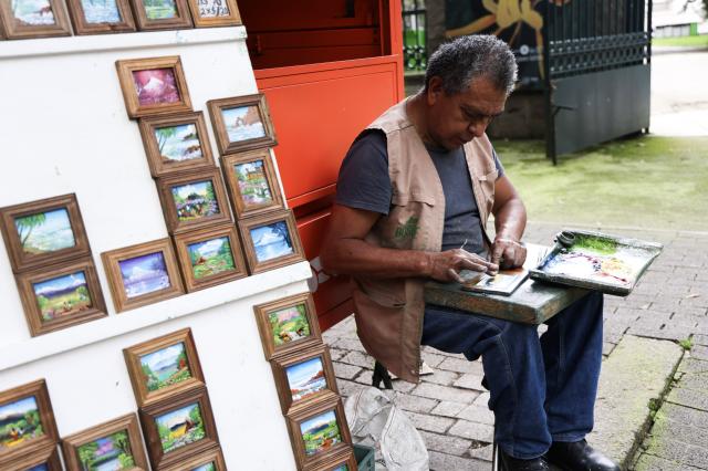 (260827) -- MEXICO CITY, Aug. 27, 2026 (Xinhua) -- An artist paints at Chapultepec Park in Mexico City, capital of Mexico, Aug. 26, 2026. (Xinhua/Liu Wenhui)
