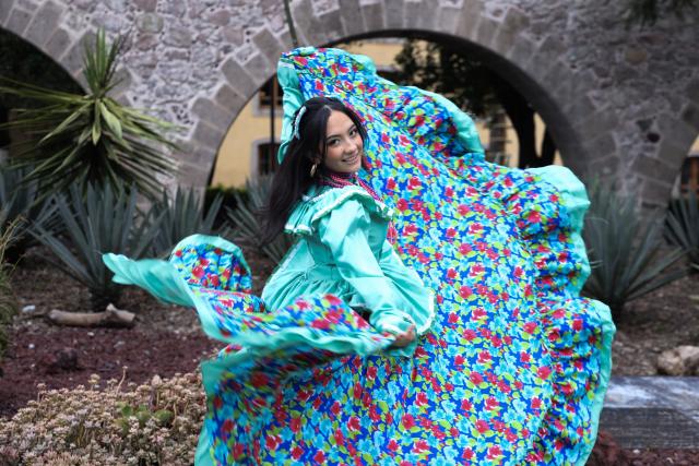 (260827) -- MEXICO CITY, Aug. 27, 2026 (Xinhua) -- A woman dances at Chapultepec Park in Mexico City, capital of Mexico, Aug. 26, 2026. (Xinhua/Liu Wenhui)