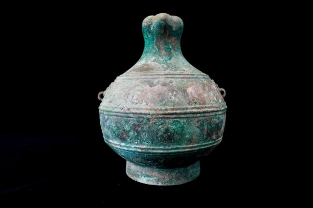 (260827) -- YINCHUAN, Aug. 27, 2026 (Xinhua) -- This photo taken on Aug. 5, 2026 shows a bronze garlic-head-shaped pot in Guyuan, northwest China's Ningxia Hui Autonomous Region.
  TO GO WITH "Feature: Modern tech gives voice to Chinese wine over 2,000 years old" (Xinhua/Yang Zhisen)