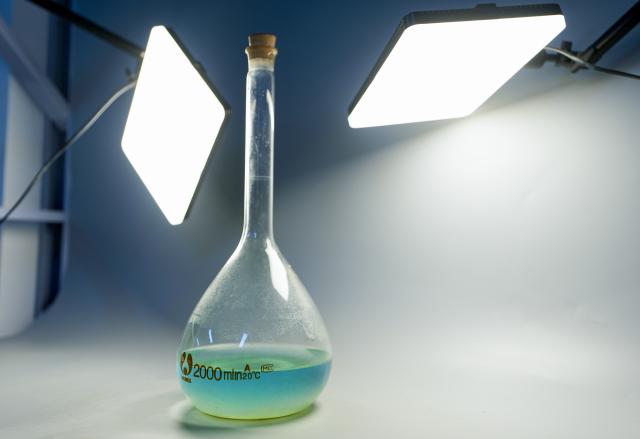(260827) -- YINCHUAN, Aug. 27, 2026 (Xinhua) -- This photo taken on Aug. 10, 2026 shows a liquid sample collected from a bronze pot at the Ningxia Institute of Cultural Relics and Archaeology in Yinchuan, northwest China's Ningxia Hui Autonomous Region.
  TO GO WITH "Feature: Modern tech gives voice to Chinese wine over 2,000 years old" (Xinhua/Yang Zhisen)