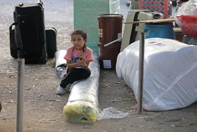(260827) -- BEIRUT, Aug. 27, 2026 (Xinhua) -- This photo taken on Aug. 27, 2026 in Beirut, Lebanon, shows a displaced Syrian girl preparing to return to Syria through the Masnaa border crossing. (Xinhua/Bilal Jawich)