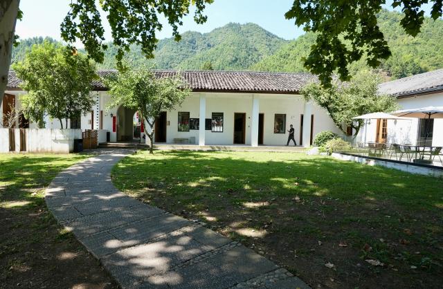 (260827) -- WUYUAN, Aug. 27, 2026 (Xinhua) -- This photo taken on Aug. 27, 2026 shows a view inside a homestay in Wuyuan County, east China's Jiangxi Province.
  Wuyuan County is known for its picturesque countryside and well-preserved traditional villages.
  With two national 5A-rated tourist attractions and 12 national 4A-rated attractions, the county has been promoting rural tourism and creating more employment opportunities for local residents through tourism-related employment and entrepreneurship.
  Today, Wuyuan is home to more than 1,300 rural homestays, while the tourism industry directly supports more than 80,000 jobs. (Xinhua/Hu Chenhuan)