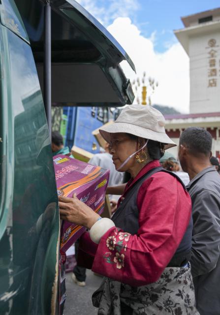(260827) -- XIGAZE, Aug. 27, 2026 (Xinhua) -- People unload instant noodles from a vehicle in Gyirong Town of Gyirong County, Xigaze City, southwest China's Xizang Autonomous Region, Aug. 27, 2026. Six vehicles loaded with relief supplies, including instant noodles, rice, flour, mineral water and other daily necessities, arrived in Gyirong Town on Thursday afternoon. (Xinhua/Jigme Dorje)