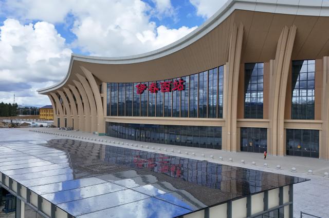 (260827) -- YICHUN, Aug. 27, 2026 (Xinhua) -- A drone photo taken on Aug. 27, 2026 shows the Yichunxi Railway Station of the Harbin-Yichun high-speed railway, in Yichun, northeast China's Heilongjiang Province. The construction of the 318-km Harbin-Yichun high-speed railway is underway. Upon completion, the railway travel time between Harbin and Yichun is expected to be shortened to about 2 hours. (Xinhua/Wang Song)