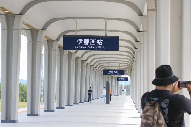 (260827) -- YICHUN, Aug. 27, 2026 (Xinhua) -- This photo taken on Aug. 27, 2026 shows a platform at the Yichunxi Railway Station of the Harbin-Yichun high-speed railway, in Yichun, northeast China's Heilongjiang Province. The construction of the 318-km Harbin-Yichun high-speed railway is underway. Upon completion, the railway travel time between Harbin and Yichun is expected to be shortened to about 2 hours. (Xinhua/Wang Song)