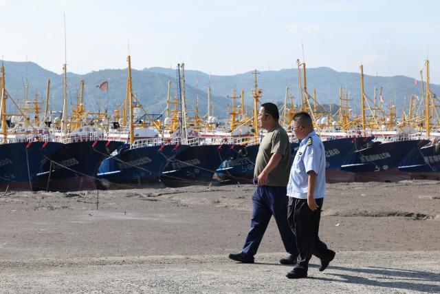 (260827) -- FUDING, Aug. 27, 2026 (Xinhua) -- Staff members patrol at Yaojiayu Pier in Kewan Village of Qianqi Town in Fuding City, southeast China's Fujian Province, Aug. 27, 2026. Fujian raised its emergency response for typhoon damage prevention to Level II on Thursday afternoon, while keeping a Level IV flood-control emergency response.
  The local flood control authority has urged all localities and relevant departments to closely track Typhoon Saudel, the 18th typhoon of 2026, and the evolving rainfall. It called for thorough inspections in vulnerable areas and prompt evacuation of residents from high-risk zones to ensure public safety and protect property. (Xinhua/Jiang Kehong)