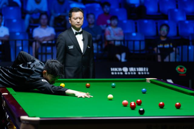 (260827) -- WUHAN, Aug. 27, 2026 (Xinhua) -- Chang Bingyu (L) competes during the quarterfinal match between Chang Bingyu of China and Judd Trump of England at Wuhan Open 2026 snooker tournament in Wuhan, central China's Hubei Province, Aug. 27, 2026. (Xinhua/Wu Zhizun)