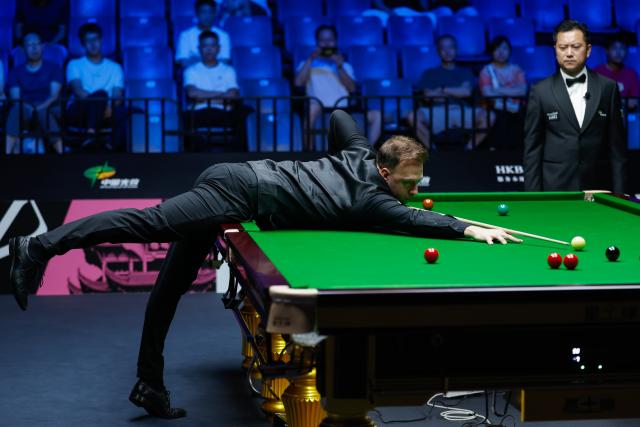 (260827) -- WUHAN, Aug. 27, 2026 (Xinhua) -- Judd Trump (L) competes during the quarterfinal match between Chang Bingyu of China and Judd Trump of England at Wuhan Open 2026 snooker tournament in Wuhan, central China's Hubei Province, Aug. 27, 2026. (Xinhua/Wu Zhizun)