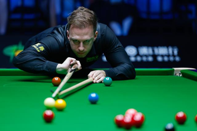 (260827) -- WUHAN, Aug. 27, 2026 (Xinhua) -- Judd Trump competes during the quarterfinal match between Chang Bingyu of China and Judd Trump of England at Wuhan Open 2026 snooker tournament in Wuhan, central China's Hubei Province, Aug. 27, 2026. (Xinhua/Wu Zhizun)