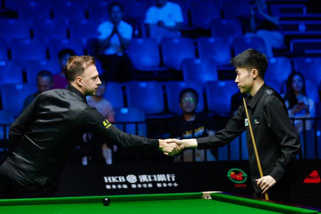 (260827) -- WUHAN, Aug. 27, 2026 (Xinhua) -- Chang Bingyu (R) of China shakes hands with Judd Trump of England during the quarterfinal match at Wuhan Open 2026 snooker tournament in Wuhan, central China's Hubei Province, Aug. 27, 2026. (Xinhua/Wu Zhizun)