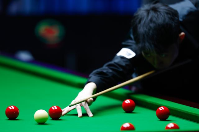 (260827) -- WUHAN, Aug. 27, 2026 (Xinhua) -- Chang Bingyu competes during the quarterfinal match between Chang Bingyu of China and Judd Trump of England at Wuhan Open 2026 snooker tournament in Wuhan, central China's Hubei Province, Aug. 27, 2026. (Xinhua/Wu Zhizun)