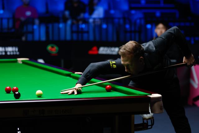 (260827) -- WUHAN, Aug. 27, 2026 (Xinhua) -- Judd Trump competes during the quarterfinal match between Chang Bingyu of China and Judd Trump of England at Wuhan Open 2026 snooker tournament in Wuhan, central China's Hubei Province, Aug. 27, 2026. (Xinhua/Wu Zhizun)