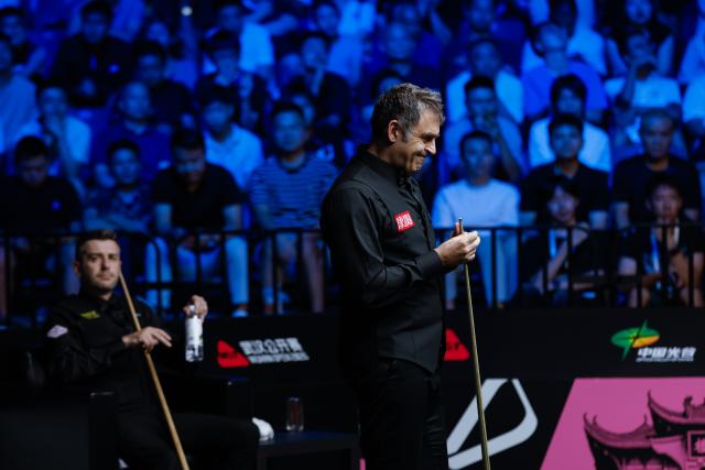 (260827) -- WUHAN, Aug. 27, 2026 (Xinhua) -- Ronnie O'Sullivan (R) reacts during the quarterfinal match between Ronnie O'Sullivan of England and Mark Selby of England at Wuhan Open 2026 snooker tournament in Wuhan, central China's Hubei Province, Aug. 27, 2026. (Xinhua/Wu Zhizun)