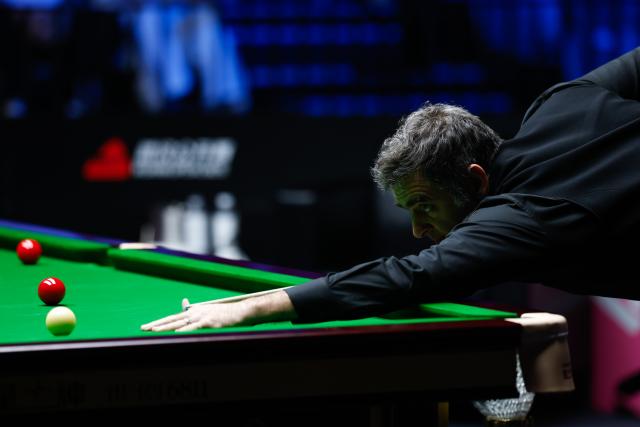 (260827) -- WUHAN, Aug. 27, 2026 (Xinhua) -- Ronnie O'Sullivan competes during the quarterfinal match between Ronnie O'Sullivan of England and Mark Selby of England at Wuhan Open 2026 snooker tournament in Wuhan, central China's Hubei Province, Aug. 27, 2026. (Xinhua/Wu Zhizun)