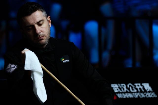 (260827) -- WUHAN, Aug. 27, 2026 (Xinhua) -- Mark Selby gestures during the quarterfinal match between Ronnie O'Sullivan of England and Mark Selby of England at Wuhan Open 2026 snooker tournament in Wuhan, central China's Hubei Province, Aug. 27, 2026. (Xinhua/Wu Zhizun)