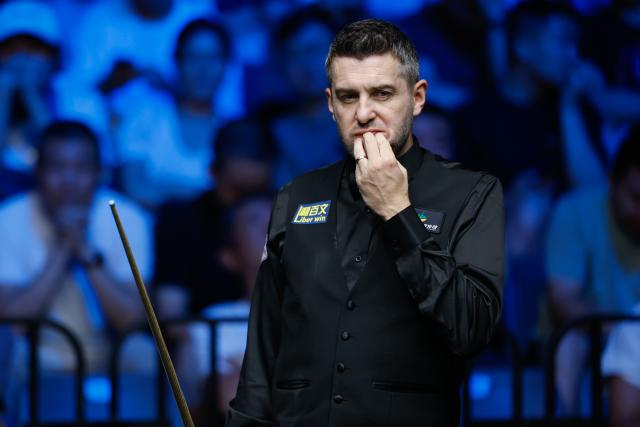 (260827) -- WUHAN, Aug. 27, 2026 (Xinhua) -- Mark Selby reacts during the quarterfinal match between Ronnie O'Sullivan of England and Mark Selby of England at Wuhan Open 2026 snooker tournament in Wuhan, central China's Hubei Province, Aug. 27, 2026. (Xinhua/Wu Zhizun)