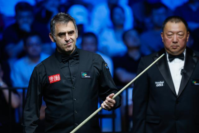 (260827) -- WUHAN, Aug. 27, 2026 (Xinhua) -- Ronnie O'Sullivan (L) reacts during the quarterfinal match between Ronnie O'Sullivan of England and Mark Selby of England at Wuhan Open 2026 snooker tournament in Wuhan, central China's Hubei Province, Aug. 27, 2026. (Xinhua/Wu Zhizun)