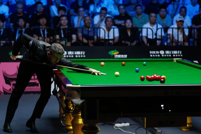 (260827) -- WUHAN, Aug. 27, 2026 (Xinhua) -- Mark Selby competes during the quarterfinal match between Ronnie O'Sullivan of England and Mark Selby of England at Wuhan Open 2026 snooker tournament in Wuhan, central China's Hubei Province, Aug. 27, 2026. (Xinhua/Wu Zhizun)