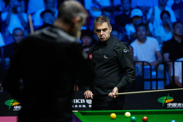 (260827) -- WUHAN, Aug. 27, 2026 (Xinhua) -- Ronnie O'Sullivan (R) reacts during the quarterfinal match between Ronnie O'Sullivan of England and Mark Selby of England at Wuhan Open 2026 snooker tournament in Wuhan, central China's Hubei Province, Aug. 27, 2026. (Xinhua/Wu Zhizun)